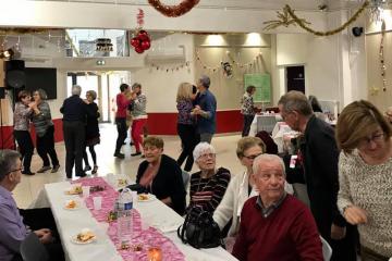 Galette des rois et goûter spectacle des aînés du quartier de la Renaudié, puis moment de convivialité en faveur des bénévoles... Parce qu’après avoir agrandi cette maison de quartier, son dynamisme repose plus que jamais sur l’implication de ses nombreux et chaleureux bénévoles..... Merci à tous....!👏
