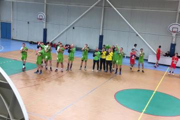 Ambiance lourde hier soir au gymnase Lagreze où les joueurs du Handball Club Albigeois ont joué avec un brassard noir en hommage à Florent Alousque, ancien coéquipier et administrateur très impliqué au sein du club, disparu prématurément. Victoire finale 47 à 22 contre Espalion et conservation de la tête du classement.