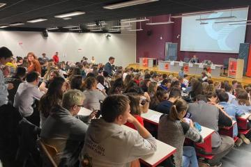Concours de plaidoirie superbement organisé par la « corpo droit » de Champollion!  Le jury, composé de professionnels du droit d’Albi (Monsieur le Batonnier, Monsieur le Procureur de la République, Monsieur le Président du Tribunal Judiciaire, Monsieur le responsable de la filière droit de l’institut universitaire Champollion