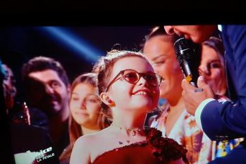 EMMA souffle les bougies du 65eme carnaval d'Albi sur ce char EMMA, la chanteuse lauréate de The Voice Kids et personnage principal de la comédie musicale"Emilie Jolie, jouée à Paris. Elle a déjà participé, cette année, avec grand succès, à la soirée de l'élection de la reine 2020.
