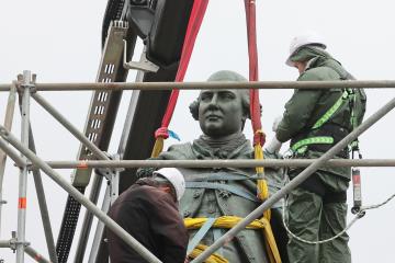 Dépose de la statue Lapérouse
