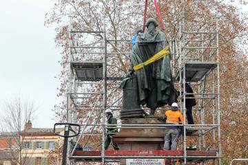 Dépose de la statue Lapérouse
