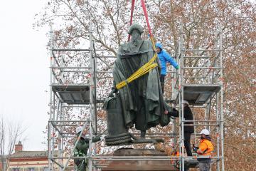Dépose de la statue Lapérouse