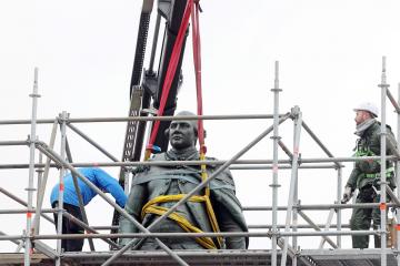 Dépose de la statue Lapérouse