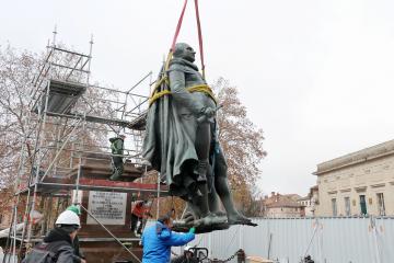 Dépose de la statue Lapérouse