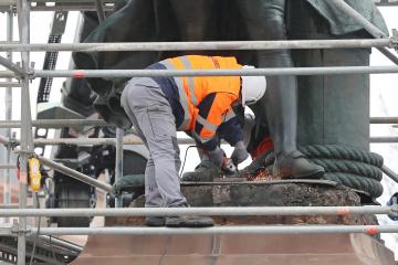 Dépose de la statue Lapérouse