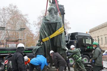 Dépose de la statue Lapérouse