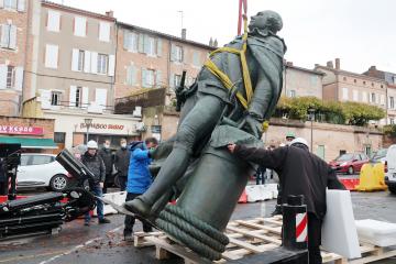 Dépose de la statue Lapérouse