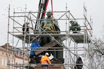 Dépose de la statue Lapérouse