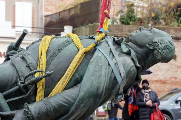 Dépose de la statue Lapérouse