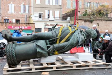 Dépose de la statue Lapérouse
