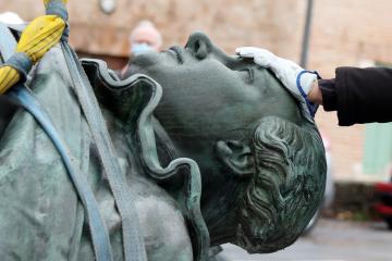 Dépose de la statue Lapérouse