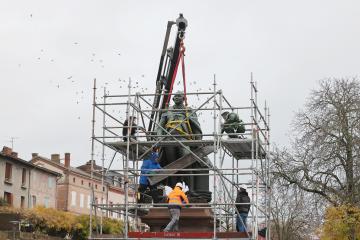 Dépose de la statue Lapérouse