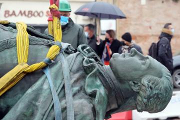 Dépose de la statue Lapérouse