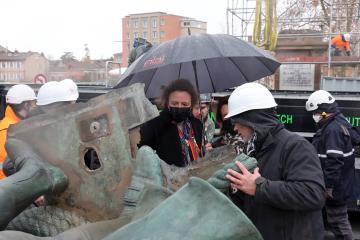 Dépose de la statue Lapérouse