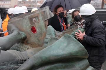 Dépose de la statue Lapérouse