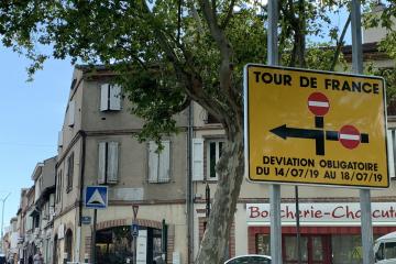 Les  panneaux annoncent les contraintes de circulation et de stationnement -Tour de France 2019