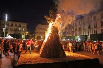 Feu de la Saint-Jean sur la Place Sainte-Cécile