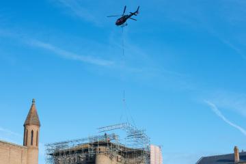 Hélitreuillage au Palais de la Berbie, dans le cadre des travaux du donjon Saint Michel