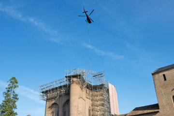 Hélitreuillage au Palais de la Berbie, dans le cadre des travaux du donjon Saint Michel