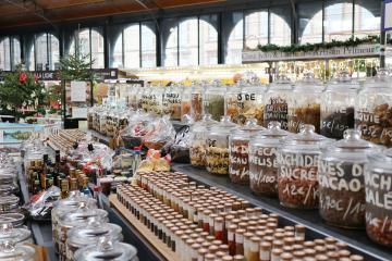 25 commerçants vous accueillent du mardi au dimanche de 8h à 13h. Primeurs, maraîchers, boucher, charcutier, traiteurs, poissonnier, boulanger, caviste offrent un choix de produits frais et de qualité. En cette période de fête c'est là qu'il faut venir remplir son panier. #albi #albimaville #illuminations #sapin #sapindenoel #local #tarn #occitanie #noel