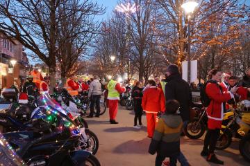 120 motards de l'asso By-Coeurs Cathares ont récolté 180 cadeaux qui vont permettre à des enfants de passer un beau Noël…