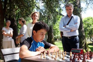 Jouer aux échecs au Parc Castelnau