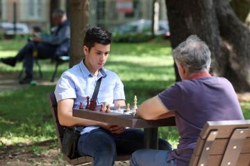 Jouer aux échecs au Parc Castelnau