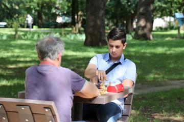 Jouer aux échecs au Parc Castelnau