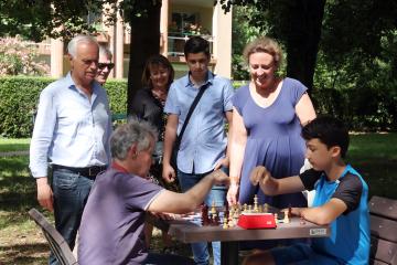 Jouer aux échecs au Parc Castelnau