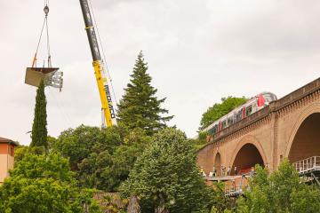 Grue soulevant le premier tronçon le 29 mai