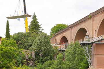Grue soulevant le premier tronçon le 29 mai