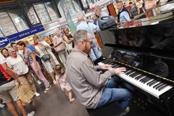 Inauguration du piano en libre-service au Marché couvert