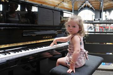 Inauguration du piano en libre-service au Marché couvert
