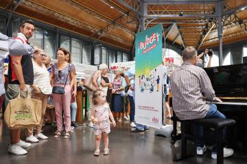 Inauguration du piano en libre-service au Marché couvert