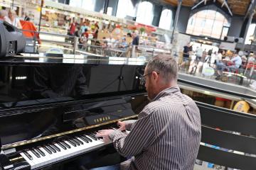 Inauguration du piano en libre-service au Marché couvert