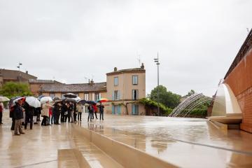Lancement de la fontaine ⛲️ de la place du château hier...: pour une mise en eau, c’était une réussite, il y avait même un peu trop de pluie....!!☔️😉😂 Mais là voilà en fonctionnement, n’hésitez pas à aller la découvrir...., en attendant l’arrivée de la passerelle...