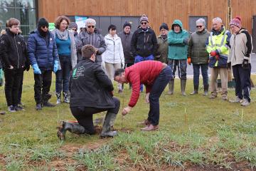 Plantation d'arbres à la Maison de quartier de Ranteil
