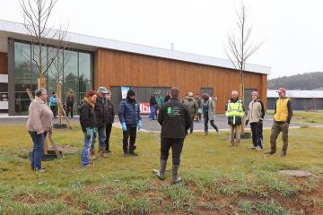 Plantation d'arbres à la Maison de quartier de Ranteil