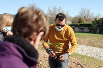 Au Breuil on plante ensemble des haies et de futurs arbres