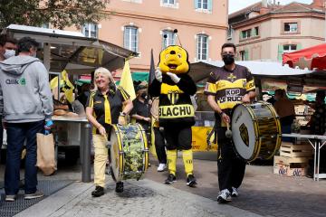 Les supporters soutiennent les équipes du SCA
