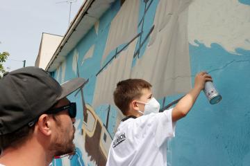 Chantiers loisirs jeunes avec la réalisation de la fresque murale sur le quartier de Veyrieres. 
