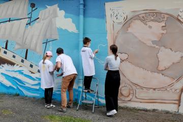 Chantiers loisirs jeunes avec la réalisation de la fresque murale sur le quartier de Veyrieres. 