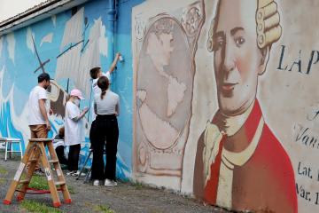 Chantiers loisirs jeunes avec la réalisation de la fresque murale sur le quartier de Veyrieres. 
