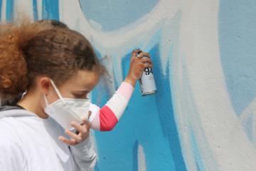 Chantiers loisirs jeunes avec la réalisation de la fresque murale sur le quartier de Veyrieres. 