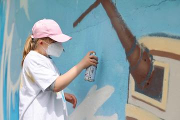 Chantiers loisirs jeunes avec la réalisation de la fresque murale sur le quartier de Veyrieres. 