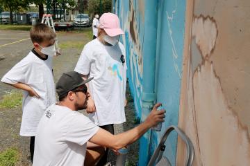 Chantiers loisirs jeunes avec la réalisation de la fresque murale sur le quartier de Veyrieres. 