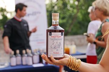 Verre de dégustation du "cocktail de Topulouse-Lautrec" offert dans le cadre de la visite.