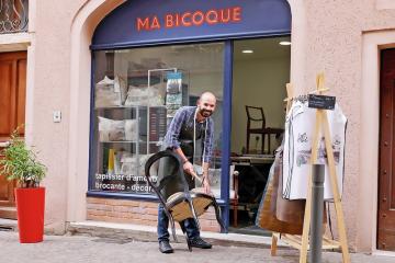 « Passionné de décoration depuis longtemps, j’ai toujours eu ce côté créateur », précise Laurent qui a obtenu son certificat d’aptitude professionnelle (CAP) de tapissier d’ameublement, il y a quelques mois. Depuis, il pratique avec bonheur la tapisserie d’ameublement et toutes les facettes de la conception sur mesure. Effectuée dans les règles de l’art, chaque création ou rénovation est unique et reflète une histoire, un lien entre un objet et son propriétaire. D’ailleurs, Laurent n’hésite pas à se déplace
