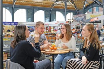 Les tables du Marchés Couvert prêtes pour l'été